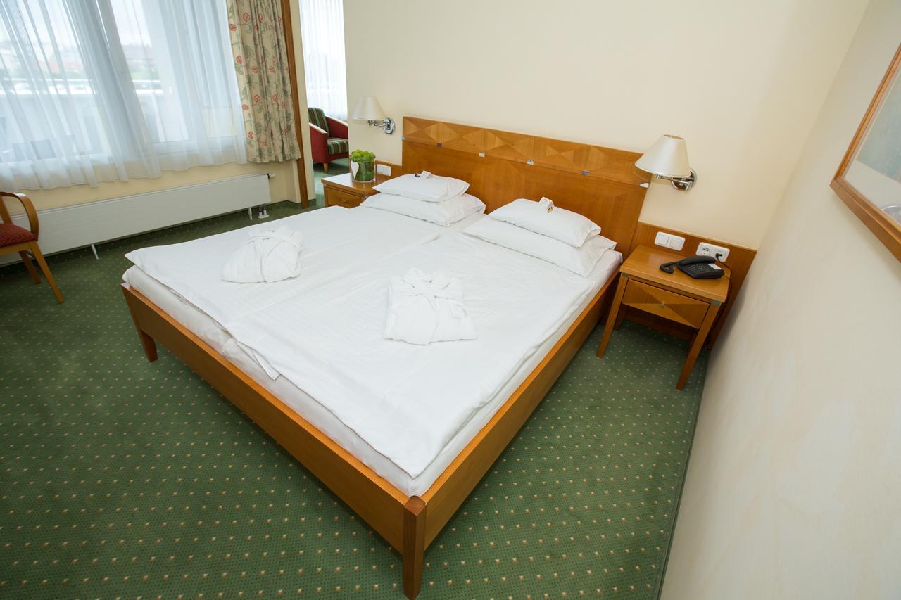 Готель Badener Hof Екстер'єр фото